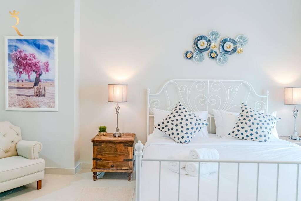 Apartment Victorian Charm 1br Stylish Haven Al Reem