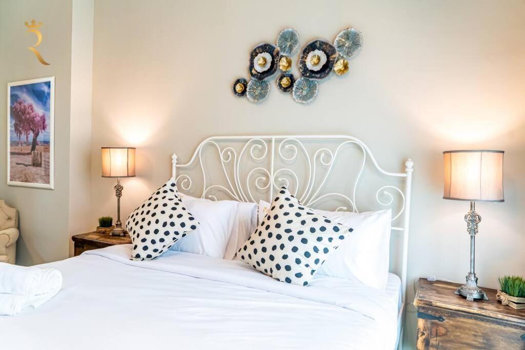 Apartment Victorian Charm 1br Stylish Haven Al Reem