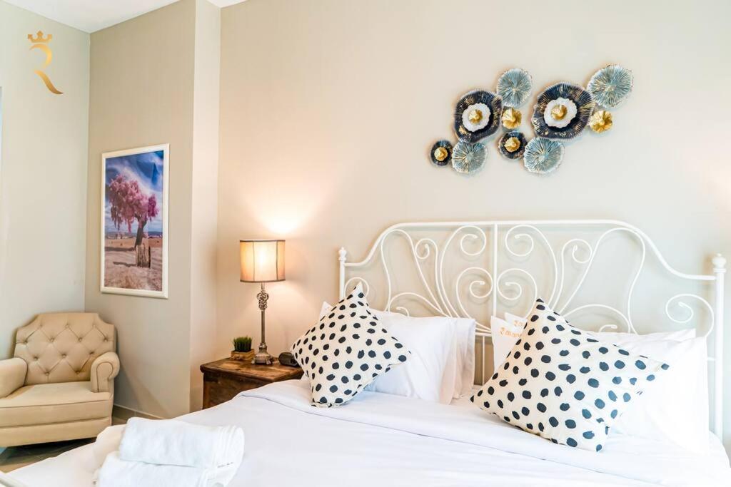 Victorian Charm 1br Stylish Haven Al Reem