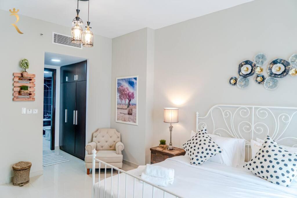 Victorian Charm 1br Stylish Haven Al Reem